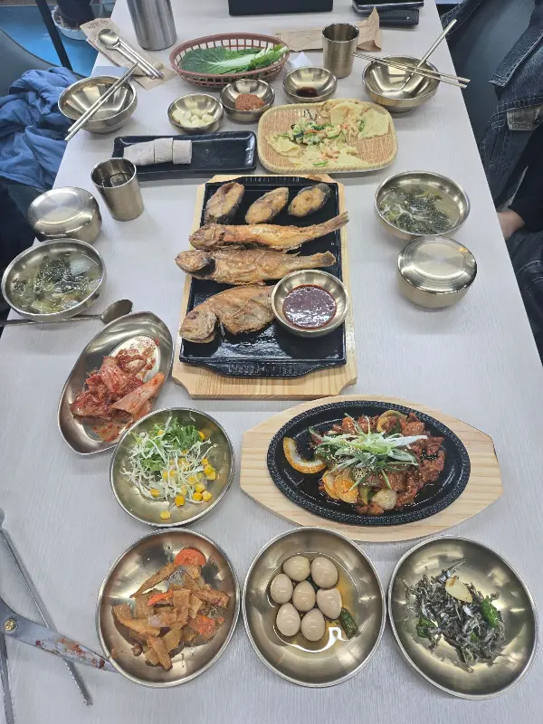 한 상 가득 차려진 갈치 요리