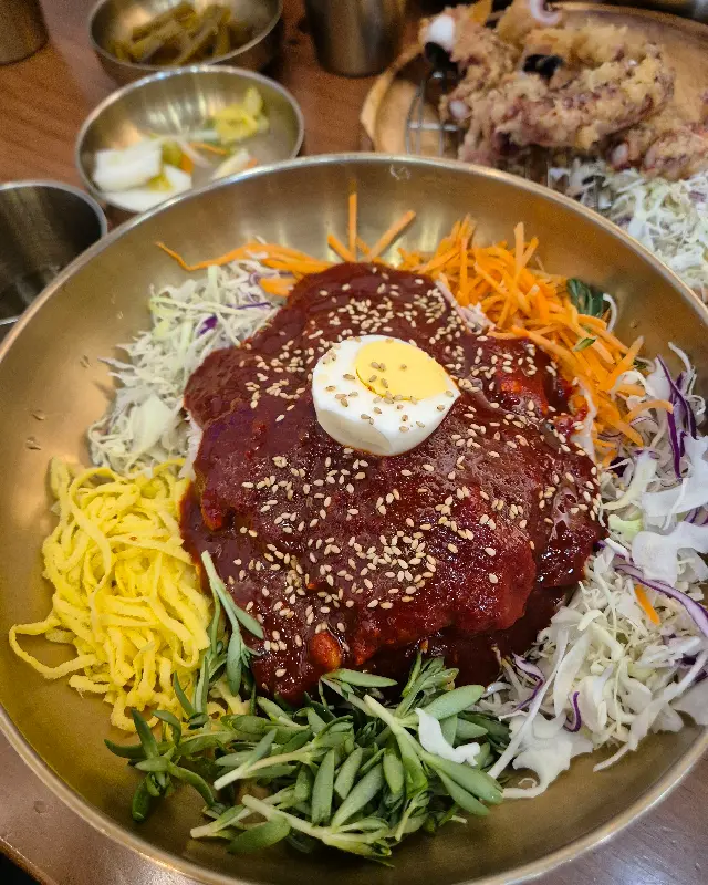 고소한 양념이 입맛을 돋우는 비빔국수