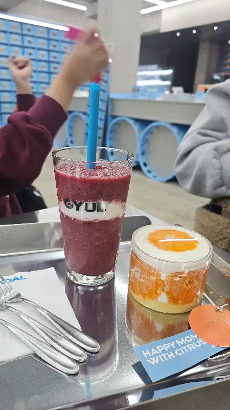 음료와 떠먹케가 놓인 쟁반 사진