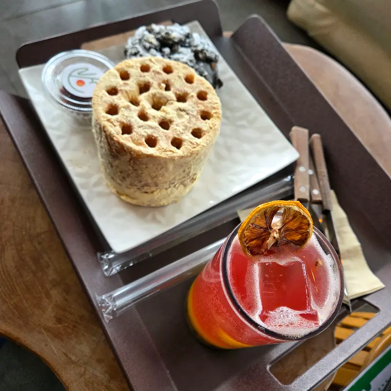 연탄빵과 음료가 쟁반에 담겨 있는 모습