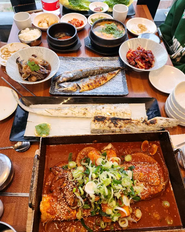 다양한 밑반찬과 메인 메뉴