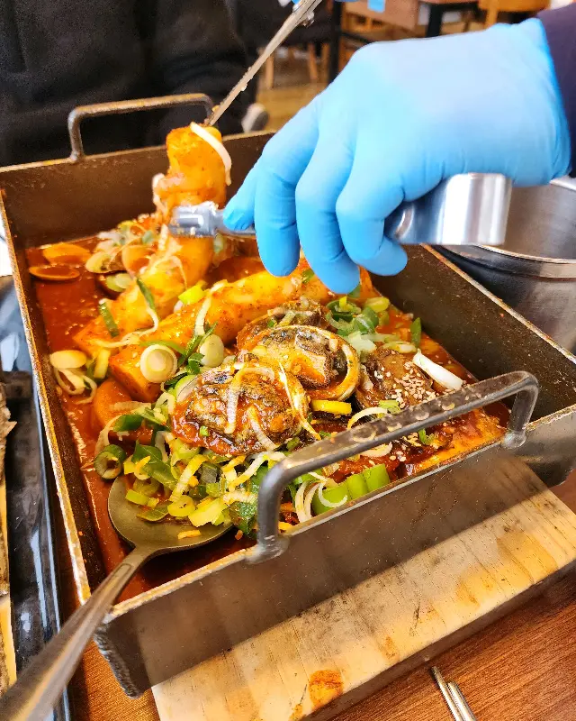 갈치조림을 먹기 좋게 손질해주는 친절한 직원