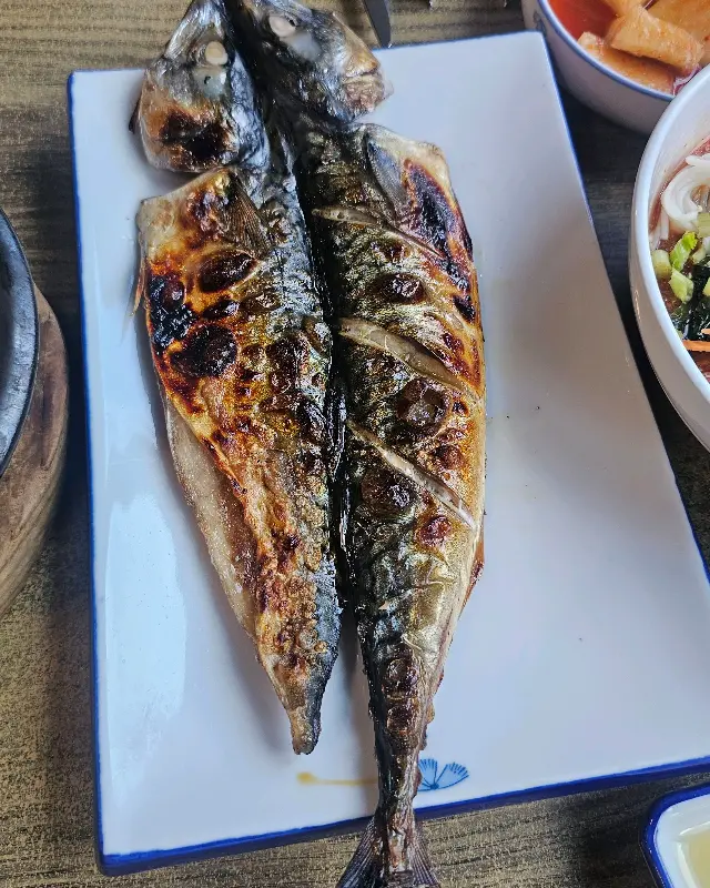 윤기가 흐르는 고등어 구이