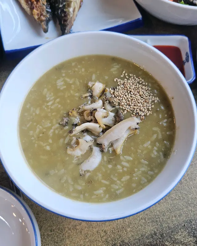 해산물이 듬뿍 들어간 전복 해물 라면