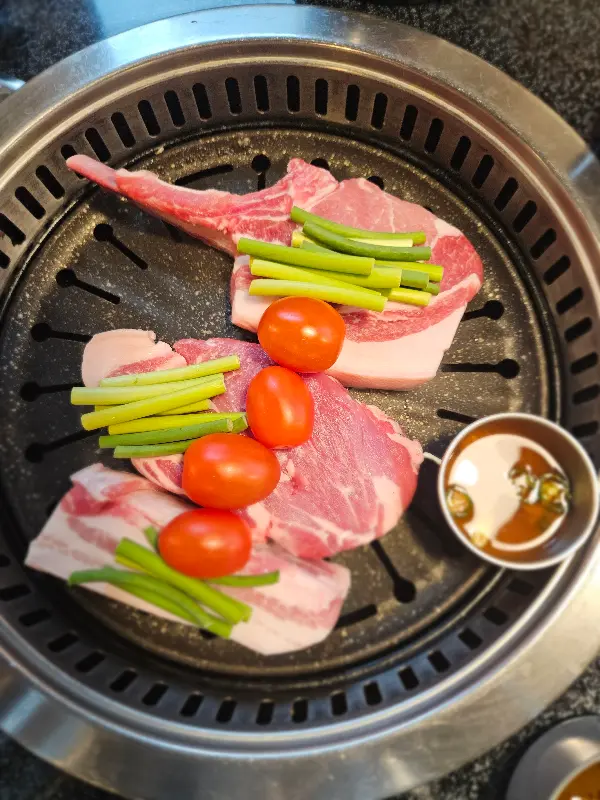 불판 위에 구워지고 있는 돈마호크