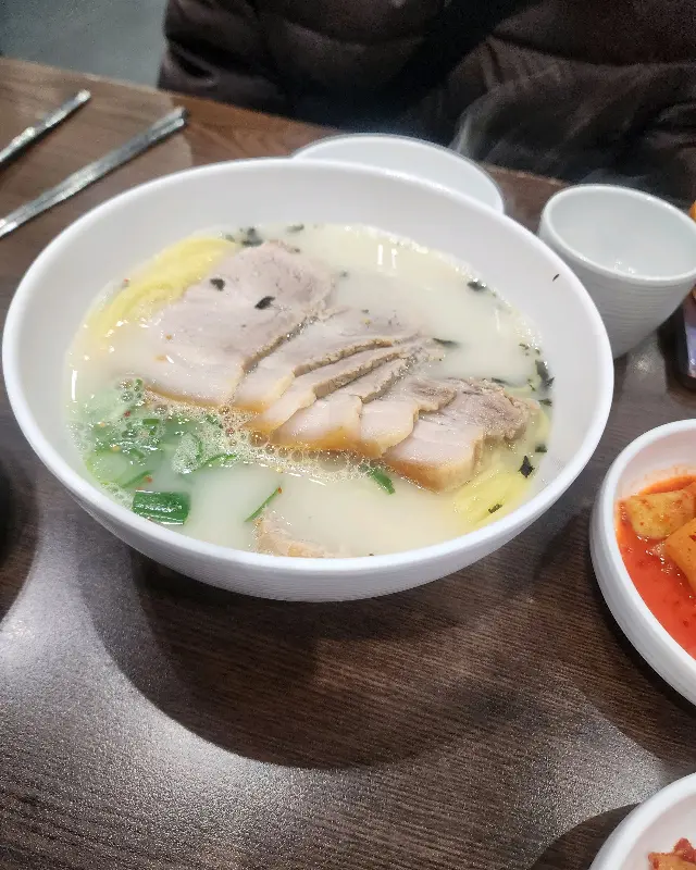 자매국수에서 맛있는 식사 후 행복한 미소