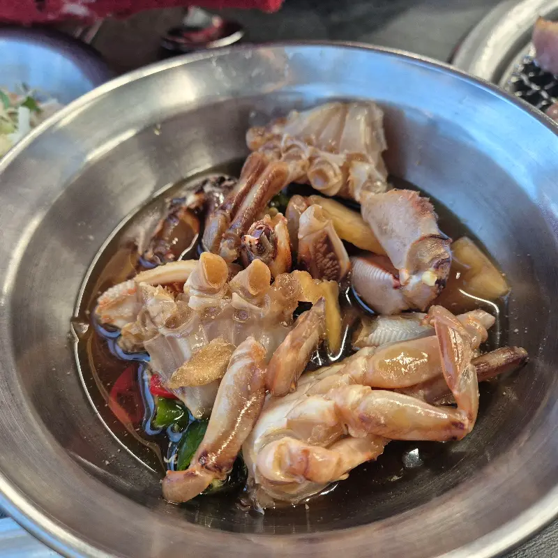 기본 반찬으로 제공되는 간장게장의 클로즈업 샷