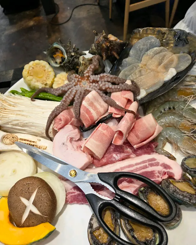 신선한 해산물과 흑돼지의 만남