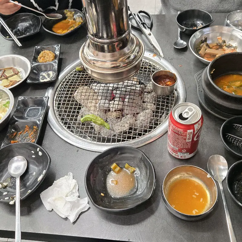 탁 트인 창밖으로 보이는 제주 바다와 비행기