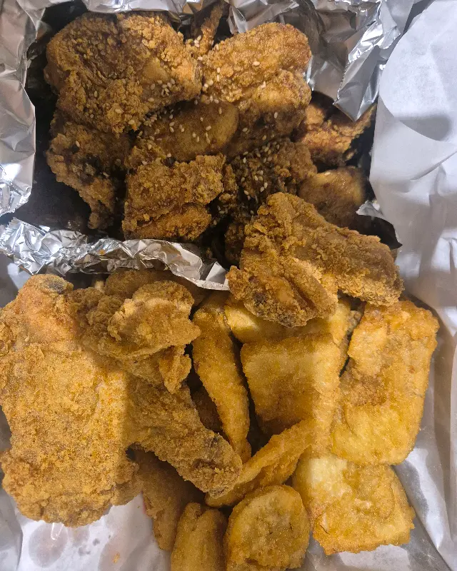 푸짐하게 담겨져 나온 후라이드 치킨과 감자튀김