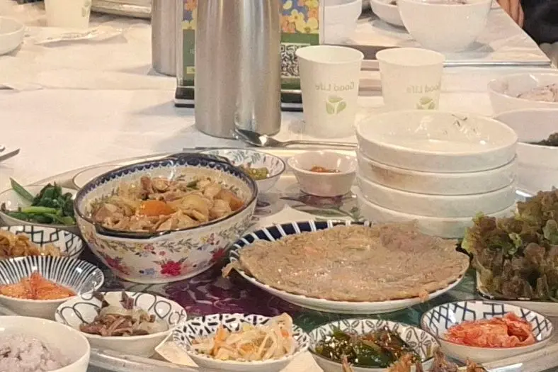 반찬과 밥을 추가로 가져다 먹을 수 있는 셀프 코너의 모습