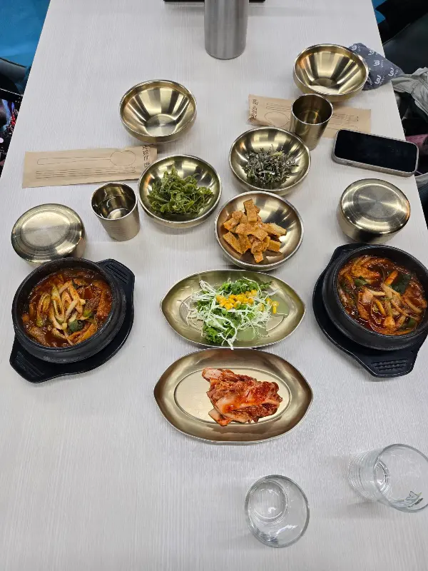 갈치조림과 곁들임 메뉴