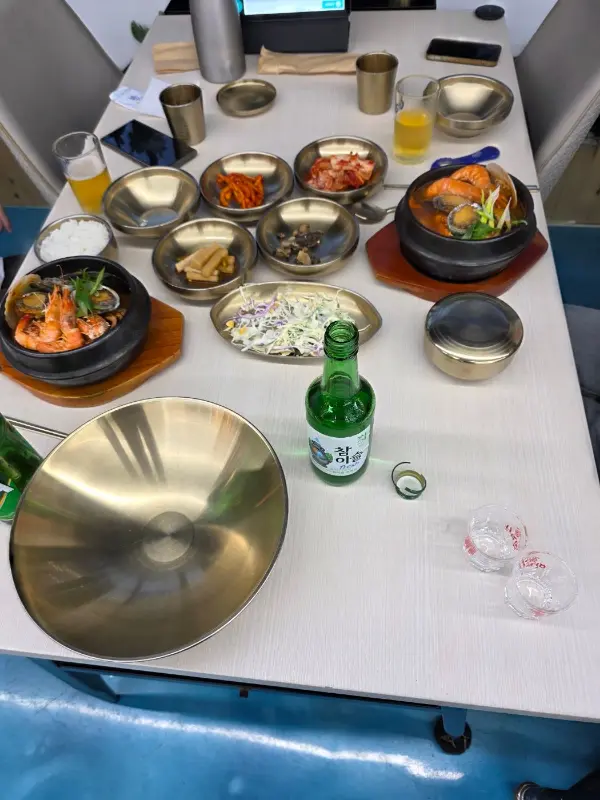 푸짐하게 차려진 갈치조림 정식