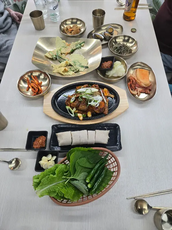 다양한 반찬과 함께 제공되는 갈치 요리