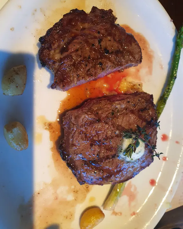 구운 마늘과 아스파라거스가 곁들여진 스테이크