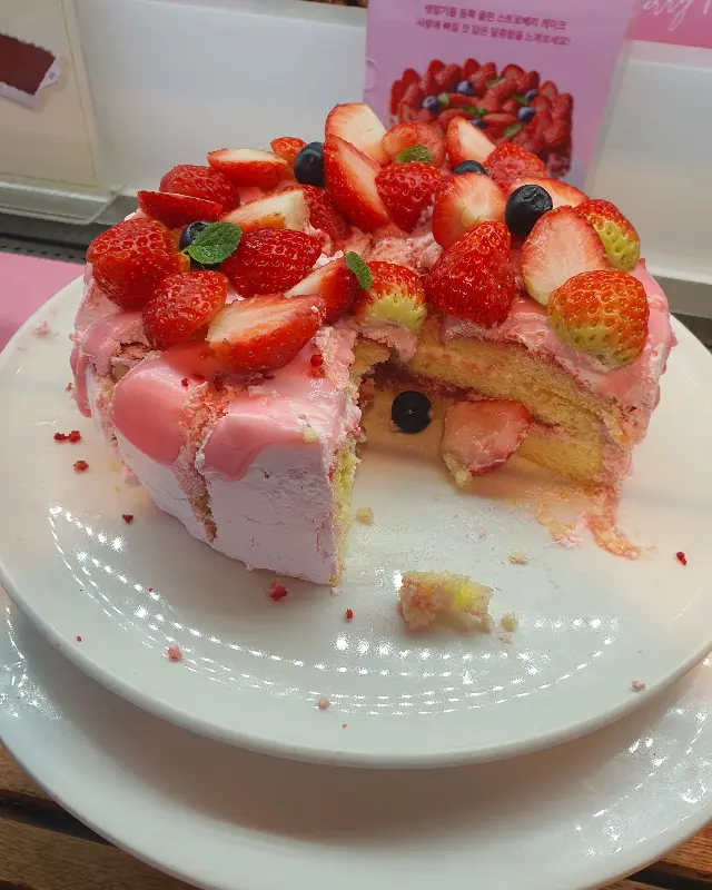 딸기가 듬뿍 올라간 딸기 케이크