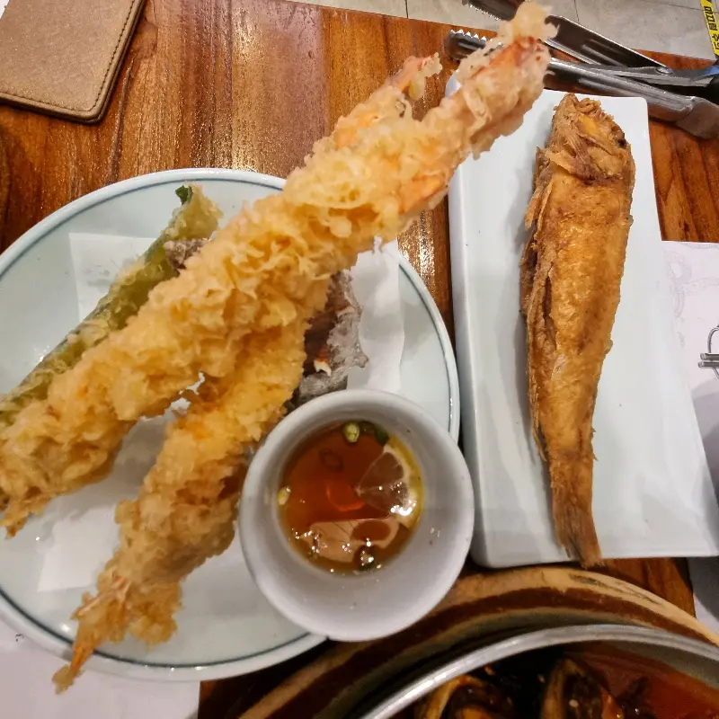 바삭하게 튀겨진 새우튀김과 옥돔구이