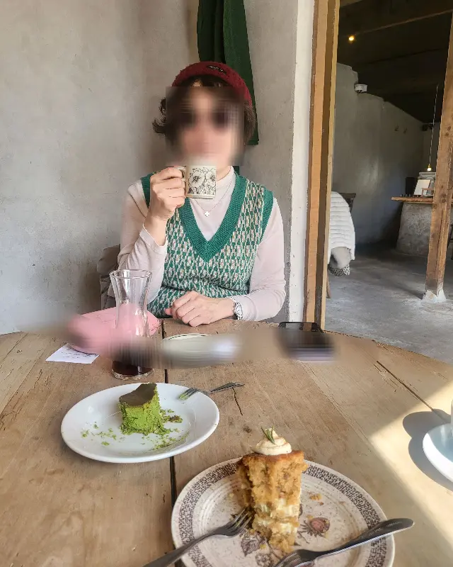 테이블에 놓인 커피와 케이크