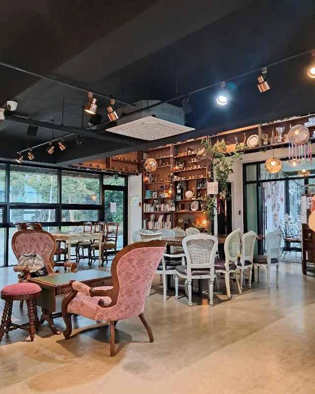 앤티크한 가구들이 놓인 카페 내부