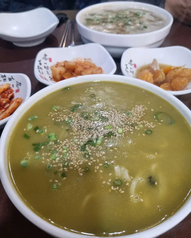 정갈하게 담겨져 나오는 반찬들