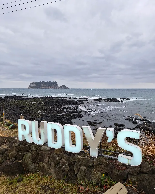 러디스 간판과 바다