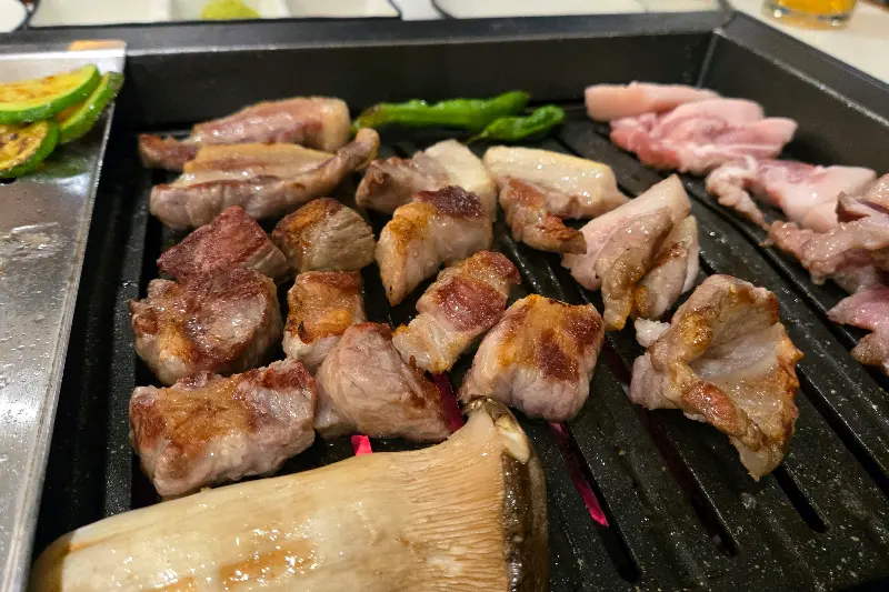 노릇노릇 익어가는 흑돼지 오겹살