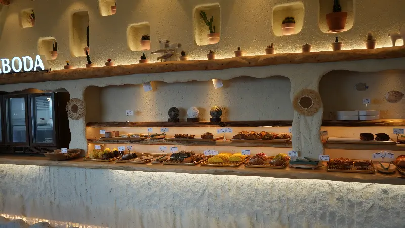 와보다 내부, 다양한 빵과 디저트가 진열된 모습