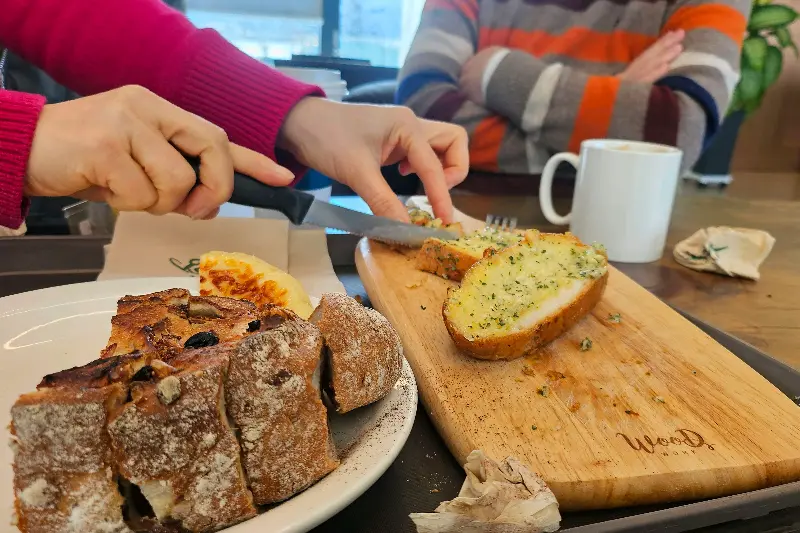 빵을 자르는 모습