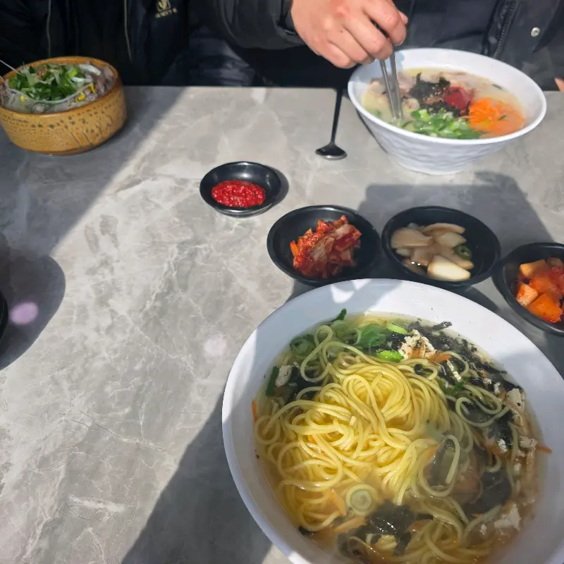 테이블 위에 놓인 고기국수와 반찬들