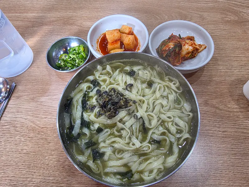 보말칼국수와 깍두기, 김치