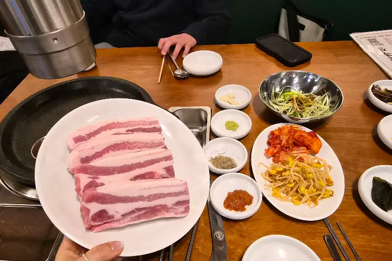 흑돼지 오겹살과 밑반찬