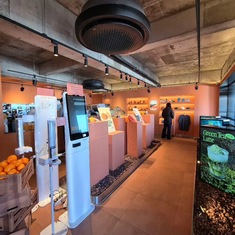 오렌지색으로 가득한 휴즐리 내부