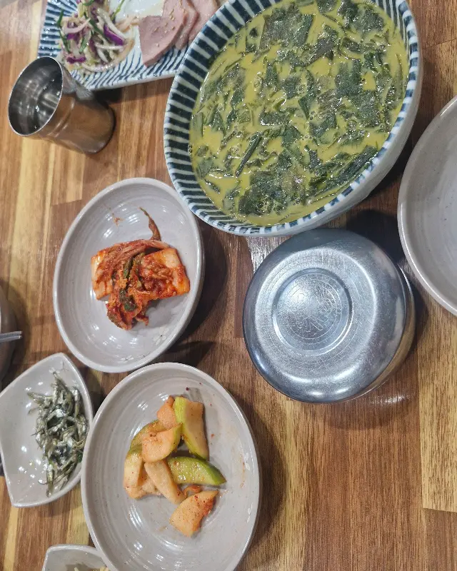 정갈하게 담긴 밑반찬들