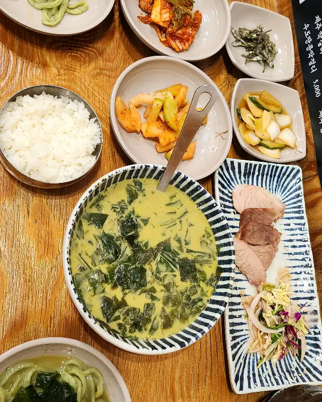 진한 국물이 일품인 보말국