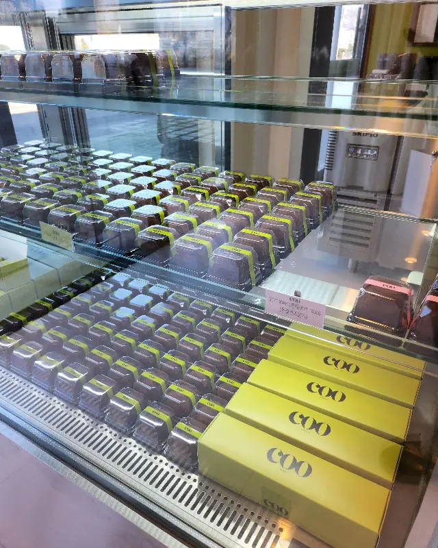 다양한 두쫀쿠가 진열된 쇼케이스