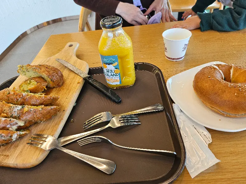 나무 도마 위에 잘려진 마늘 바게트와 음료