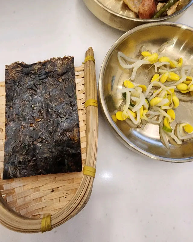 깨끗하게 비워진 놋그릇