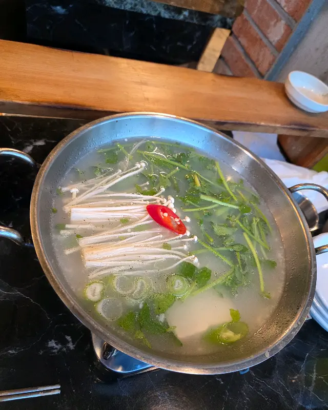 해물라면에 딱새우가 통째로 들어간 모습