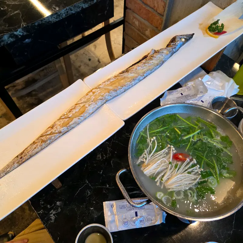 갈치구이 한 마리와 지리탕이 함께 제공되는 모습