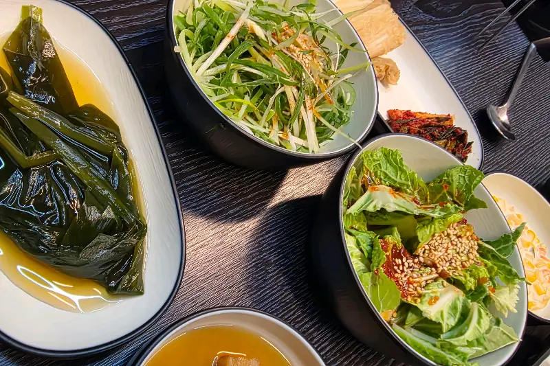 다채로운 밑반찬 클로즈업 샷