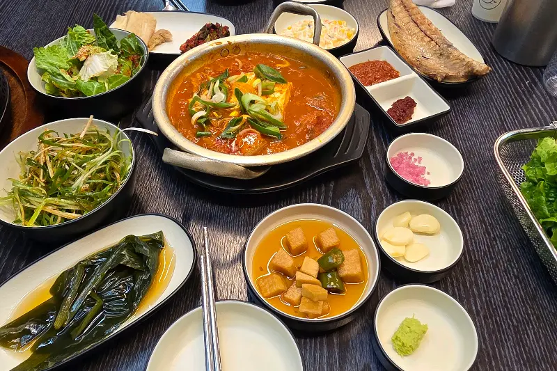 푸짐하게 차려진 한 상 차림