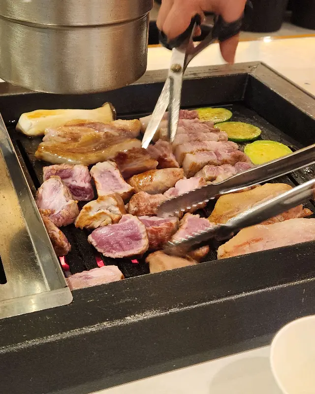 먹기 좋게 잘라주시는 흑돼지