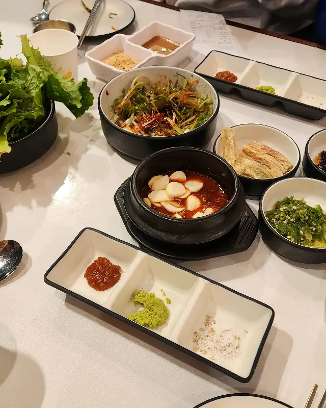 다채로운 밑반찬과 소스