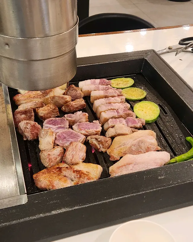 직원분이 직접 구워주는 흑돼지