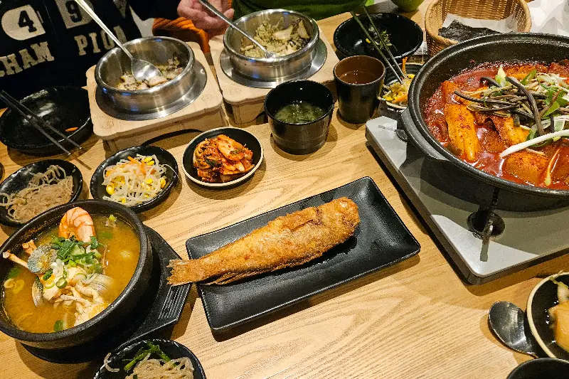 푸짐한 한 상 차림, 갈치조림, 옥돔구이, 전복해물뚝배기, 다양한 밑반찬