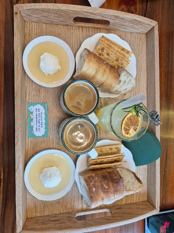 쟁반에 담겨 나오는 다양한 디저트와 음료