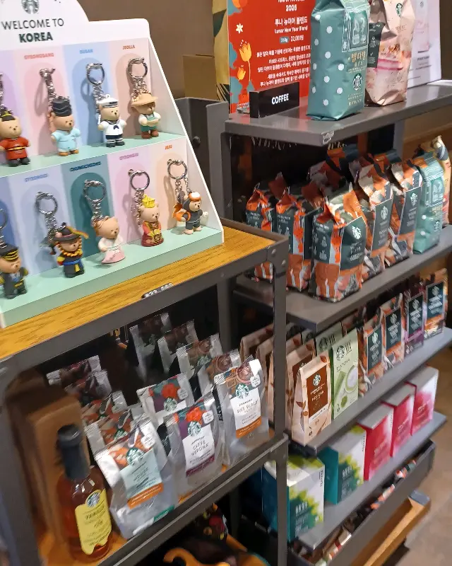 스타벅스 제주칠성점 상품 진열대