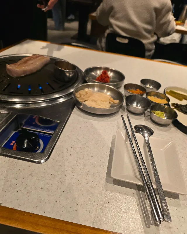 화로위 본점 테이블 세팅