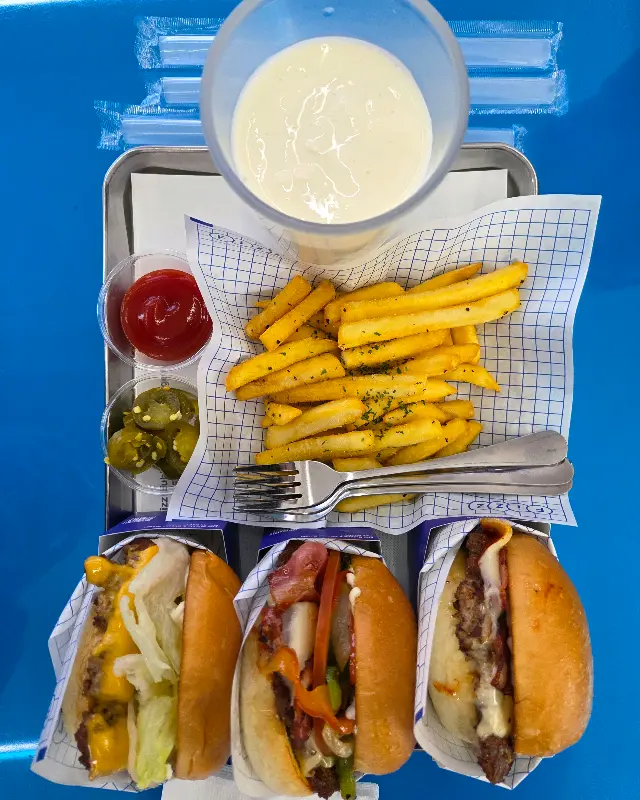 피즈버거 테이블 세팅