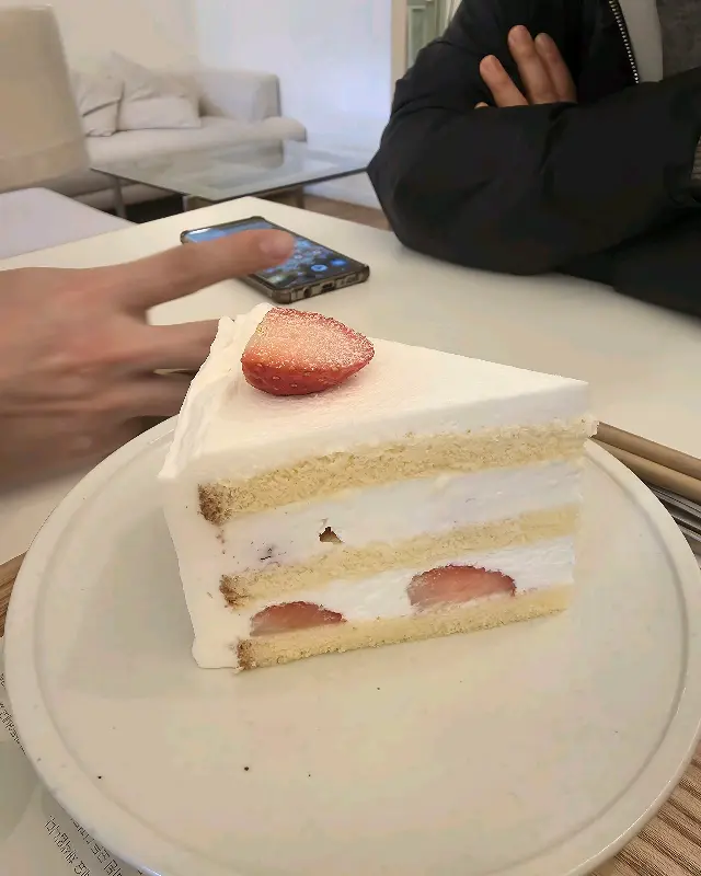 테이블 위에 놓인 음료와 케이크